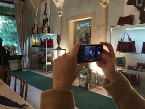 blogger travel lifestyle fashion smartphone luxury bags leather