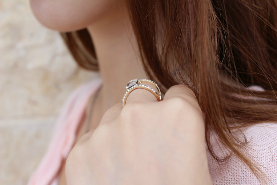 How to style velvet clothings with jewelry - Ring