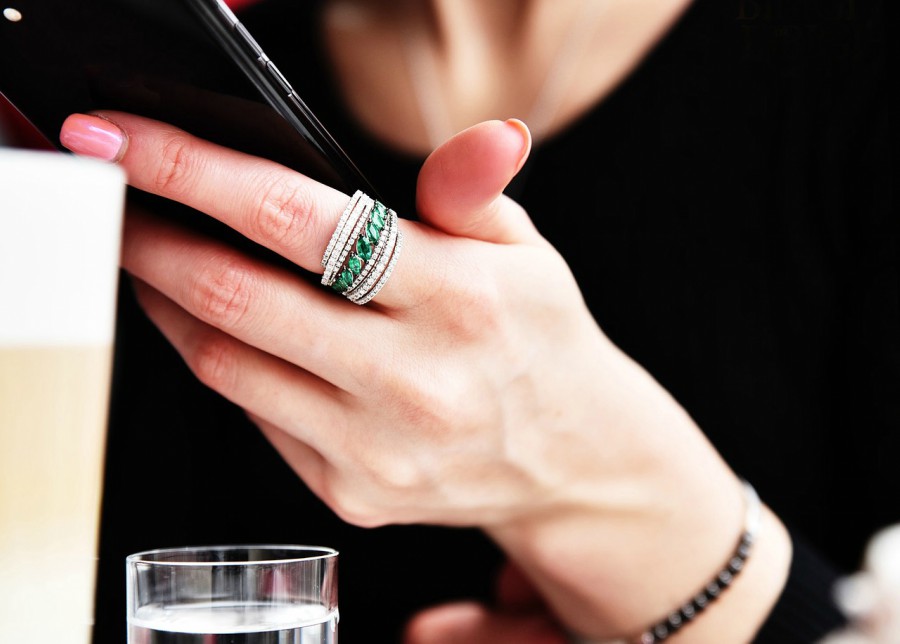 How to style velvet clothings with jewelry